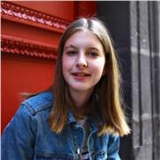 étudiante , adore jouer pour apprendre . Le français va devenir facile